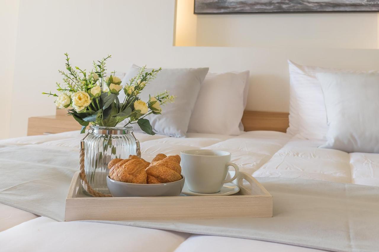 Lilium Luxury Suites Agia Marina Esterno foto