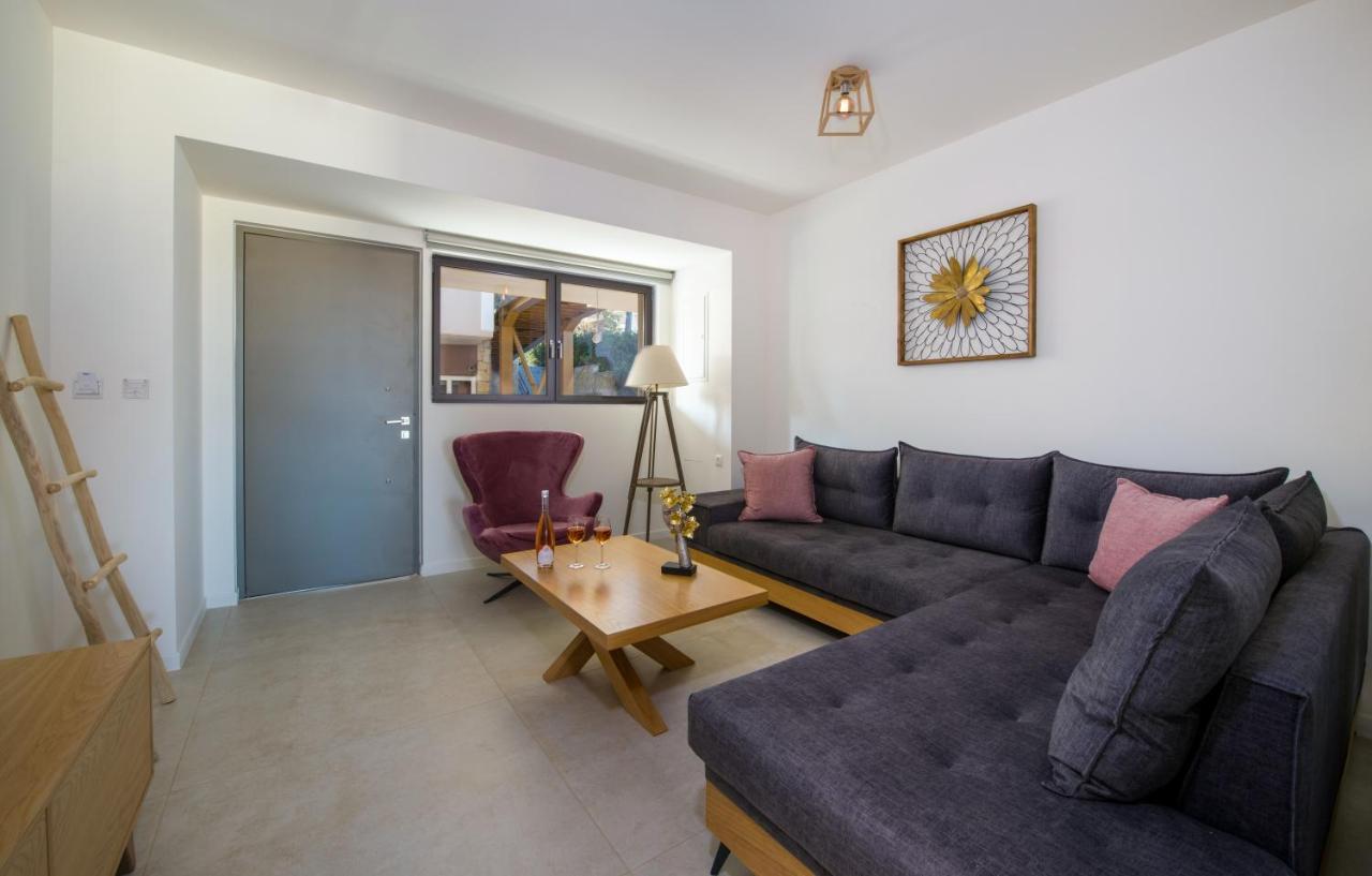 Lilium Luxury Suites Agia Marina Esterno foto